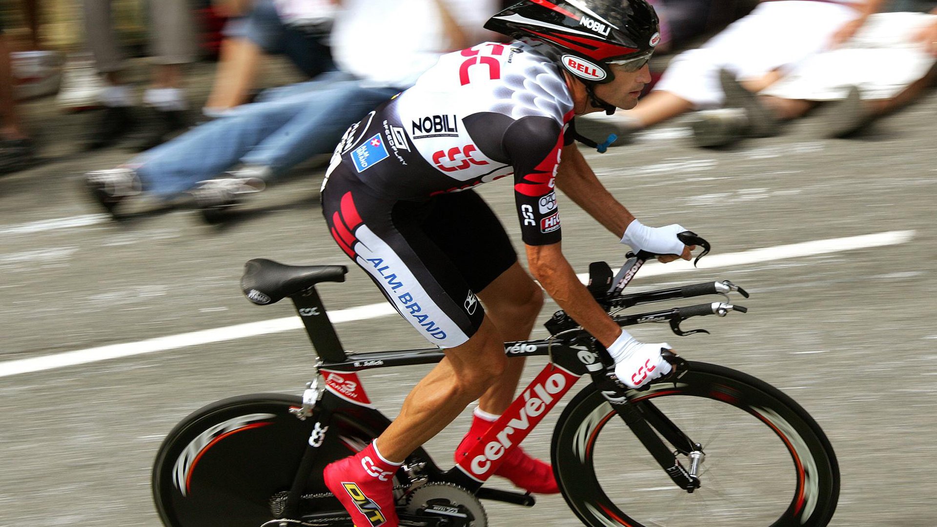 红牛二队鏖战迈凯伦,维斯塔潘点燃赛场,一场定义F1未来的史诗对决